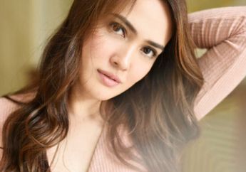 Shandy Aulia Tampil Seksi Bergaya Kasual, Tas Mungil yang Dipakainya Mencuri Perhatian