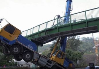 Sopir Lupa Tak Turunkan Derek, yang Terjadi Saat Truk Melintas di Jembatan Bikin Melongo