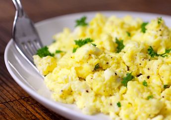 Cuma Butuh Satu Bahan Ini Biar Scrambled Eggs Buatanmu Terasa Lembut dan Lumer di Mulut