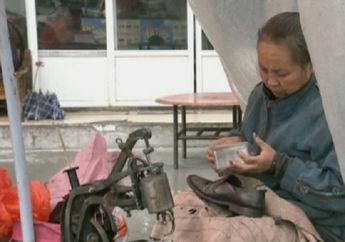 Bikin Haru, Seorang Ibu Buka Lapak Reparasi Sepatu di Pinggir Jalan Demi Menanti Anaknya yang Hilang 22 Tahun Silam