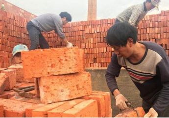 Tak Biasa, Sebuah Pabrik Bayar Gaji Karyawannya dengan Batu Bata