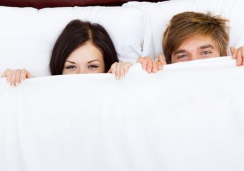 Psstt.. Cuaca Dingin Tak Akan Jadi Penghalang Kehangatan Kita dan Suami, Coba Gaya Bercinta Ini, yuk!