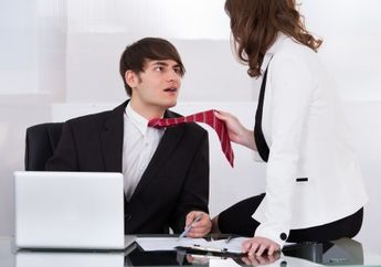 9 Fantasi Seksual Wanita, Salah Satunya Bermain di Kantor