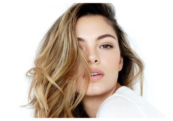 Cantiknya Miss Universe 2018 dengan Balutan Dress Saat Berada di Pulau Komodo, Intip yuk!