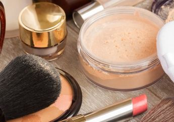 Untuk Kulit Berminyak, Mendingan Pakai Bedak Tabur atau Bedak Padat? Ini solusinya