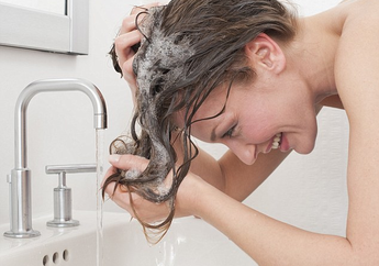 Sering Keramas Bikin Rambut Sehat? Eits Tunggu Dulu, Ada Fakta Lainnya!