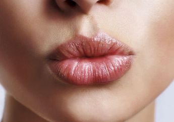 Bibir Kamu Kering dan Pecah? Cegah dengan Membuang 6 kebiasaan Buruk Ini