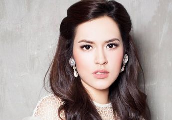 Raisa Tetap Tampil Cantik dengan Topi Velvet Nautical