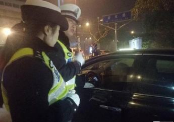 Sedang Razia Lalu Lintas, Polisi Terkejut Takut Saat Seorang Pengemudi Wanita Membuka Kaca Jendela Mobil, Ternyata..