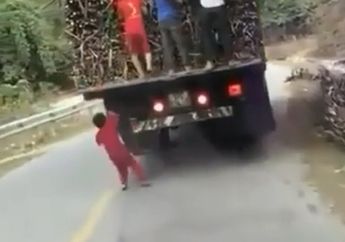 Bajing Loncat Kecil, Empat Orang Anak Nekat Curi Tebu Dari Truk Yang Sedang Melintas