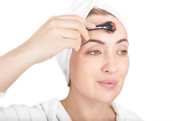 Cara Ampuh Hilangkan Kantung Mata dengan Derma Roller di Rumah, Cobain yuk!