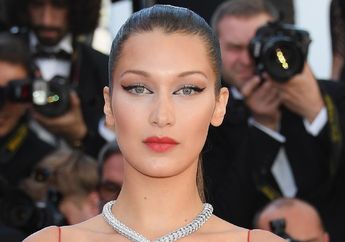 Tetap Cantik dan Seksi, Bella Hadid Tampil Menawan dengan Riasan Winged Eyeliner Gold