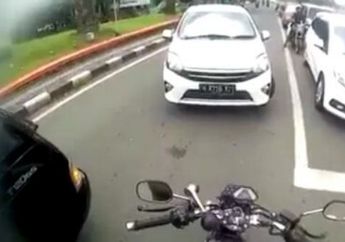 Nekat Serobot Jalan Lewat Kanan di Lampu Merah, Mobil Ini Dipukul Mundur Pengendara Lain