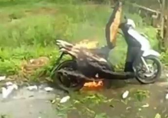Sepeda Motor Driver Ojol Mendadak Mengeluarkan Api dan Terbakar