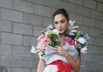Elegan Banget! Begini Penampilan Gal Gadot dengan Gaun Hitam Berkilau yang Bikin Kamu Terpukau