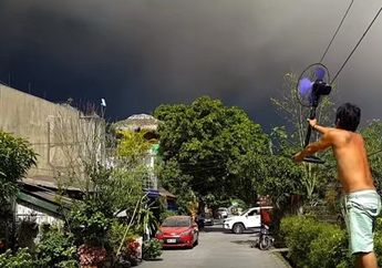 Kocak, Bermodalkan Kipas Angin, Seorang Pria Mencoba Menghalau Awan Panas Letusan Gunung Berapi