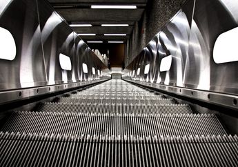 Tak Hanya Jadi Dekorasi, Ada Alasan Kenapa Terdapat Garis-garis di Setiap Anak Tangga Eskalator