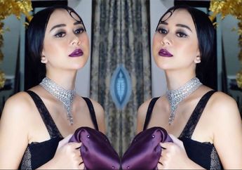 Aura Kasih Santai Duduk di Ketinggian ala Aladin, Seru Banget!