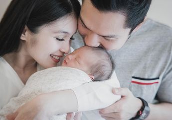 Keluarga Sandra Dewi dan Harvey Moeis Rayakan Sebulanan Anaknya dengan Beragam Makanan Manis