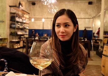 Kenakan Busana Off Shoulder, Bunga Zainal Tampil Seksi dan Memukau, Intip yuk!