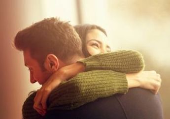 Ini Manfaat yang Kamu Dapatkan Saat Berpelukan, Tak Hanya Cegah Penyakit Jantung loh