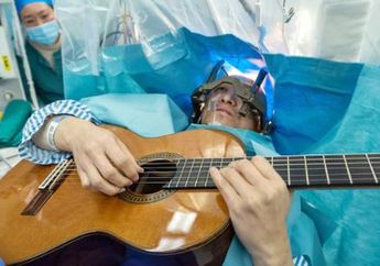 Pria Ini Bermain gitar Saat Operasi, Rupannya ini yang Terjadi Padanya