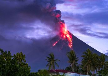 Aksi Langka Seorang Pria Usir Abu Vulkanik Gunung Berapi dengan Kipas Angin, Kocak!