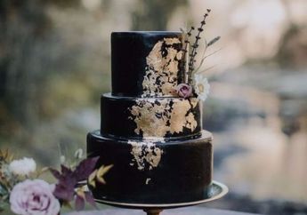Nggak Melulu Harus Putih, Kue Pengantin Berwarna Hitam Ini Juga Nggak Kalah Manis loh!