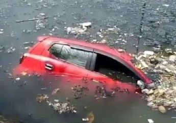 Diduga Emak-emak Belajar Nyetir, Mobilnya Malah Terjun Ke Sungai Penuh Sampah