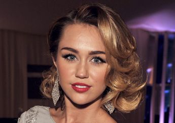 Tampil dengan Tulle Dress, Miley Cyrus Terlihat Anggun dan Feminin, Wah Tampil Beda nih