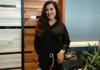 Liza Natalia Tak Cuma Getol Zumba, Tapi Juga Lakukan Hal Ini di Dunia Maya!