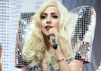 Lady Gaga Tampak Tak Biasa Kala Hadiri Grammy Awards 2018, Cantik Sekali!