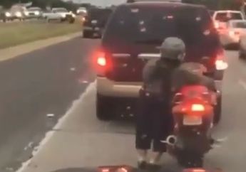 Tinggi Badan Tak Cukup, Lihat Cara Unik Pengemudi Ini Tunggangi Motor Sport