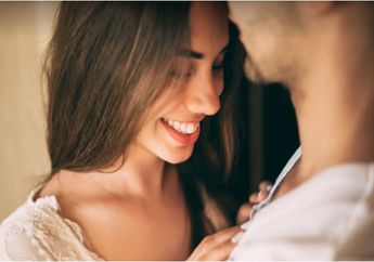 Mengejutkan, Satu Manfaat Kesehatan Ini Didapat Saat Bercinta Selama Menstruasi