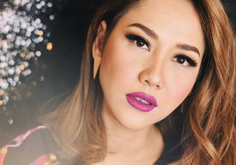 Yuk Intip Penamilan Nyentrik BCL Dalam Balutan Busana Denim Dengan Aksen Pom Pom Trim yang Unik!