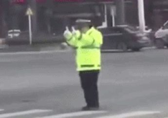 Demi Menghibur Pengguna Jalan, Seorang Polisi Tak Malu Berjoget Sembari Hitung Mundur Lampu Lalu Lintas