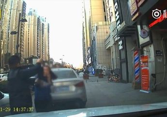 Di Klakson Tak Mau Minggir, Seorang Pria Malah Memukuli Pengemudi Wanita Di Jalan