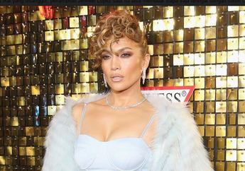 Kenakan Dress Warna Biru, Jennifer Lopez Terlihat Seperti Cinderella Versi Modern, Cantik banget!