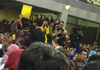 Ketua BEM UI Nekat Beri Kartu Kuning pada Jokowi