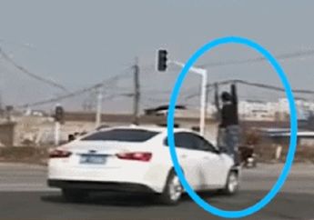 Salut, Pemuda Pegangi Kabel Listrik Agar Pengguna Jalan Lain Bisa Lewat