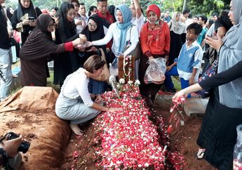 Banjir Tangisan Saat Proses Pemakaman Renita Sukardi