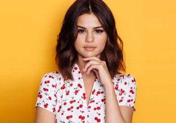 Selena Gomez Tampil dengan Busana Tren 90-an, Intip Gayanya yang Super Keren!