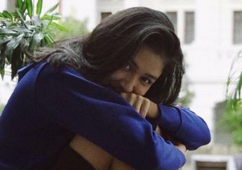 Contek deh Gaya Retro ala Mikha Tambayong yang Simpel Ini Biar Penampilanmu Makin Kece!