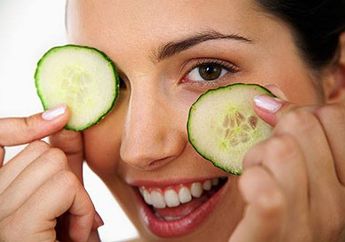 Tak Hanya Atasi Lingkaran Hitam di Bawah Mata, Ternyata Timun Juga Bermanfaat Untuk Mengurangi Mata Merah Akibat Iritasi, Kok Bisa ?