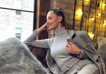 Tampil Sangat Memikat, Miss Universe 2017 Kenakan Dress Strapless dalam Acara National Football League Honors, Manisnya!