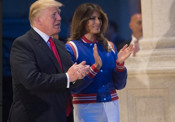 Nggak Melulu Feminin, First Lady Melania Trump Tampil Sporty dengan Bomber Jacket, Intip Harganya deh&hellip;. 