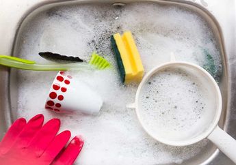 Mencuci Tangan Pakai Sabun Cuci Piring, Aman Nggak ya?