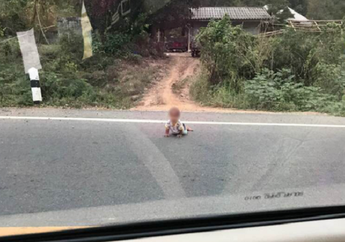 Luput Dari Pengawasan Orang Tua, Seorang Bayi Kabur dan Merangkak ke Tengah Jalan Raya