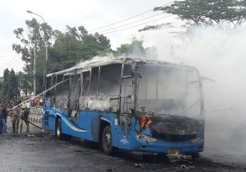 Belum Diketahui Penyebabnya, Bus Damri Terbakar Hebat Ketika Melintas di Jalan Raya