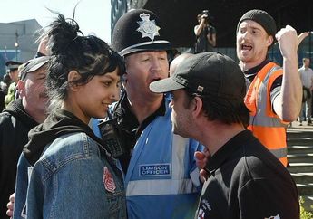 Viral, Wanita Ini dengan Tenang Membela Perempuan Muslim yang Dikerubuti Rasis